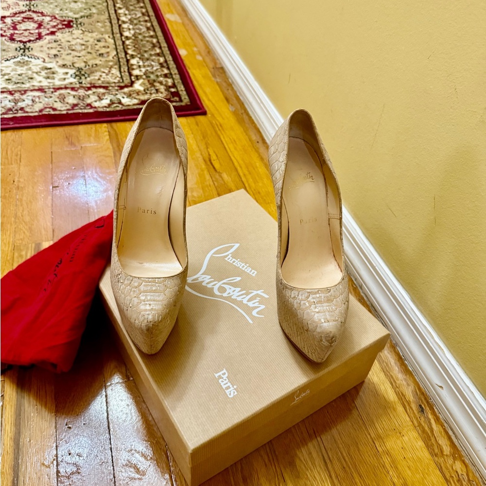 Christian Louboutin Textured Nude Heels. Size 7
